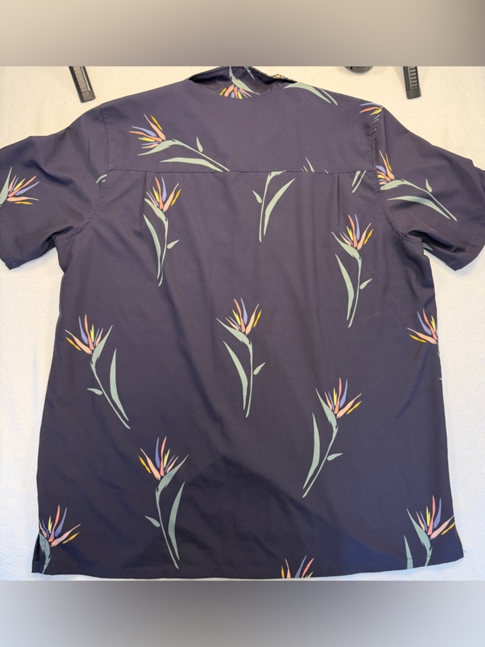 Casual Short-Sleeve Button-Down Shirt in Dark Blue with Botanical Print - Picture 2 of 5